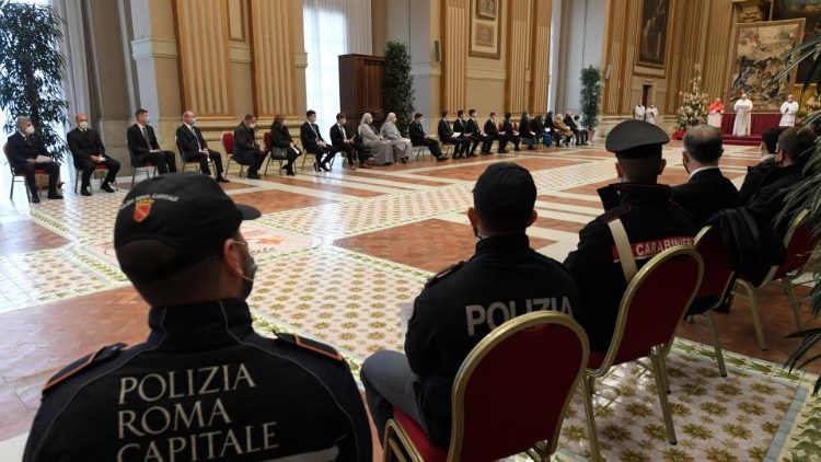 2020.12.25 Messaggio Natalizio e Benedizione Urbi et Orbi 2020.12.25 Messaggio Natalizio e Benedizione Urbi et Orbi